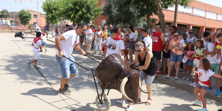 Niños y familias de Villoruela desafían al calor para disfrutar del encierro infantil y correr delante de los carretones