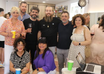 Urban Look by Joss inaugura su peluquería y barbería en la calle Isabel la Católica de Peñaranda con cóctel y música en directo