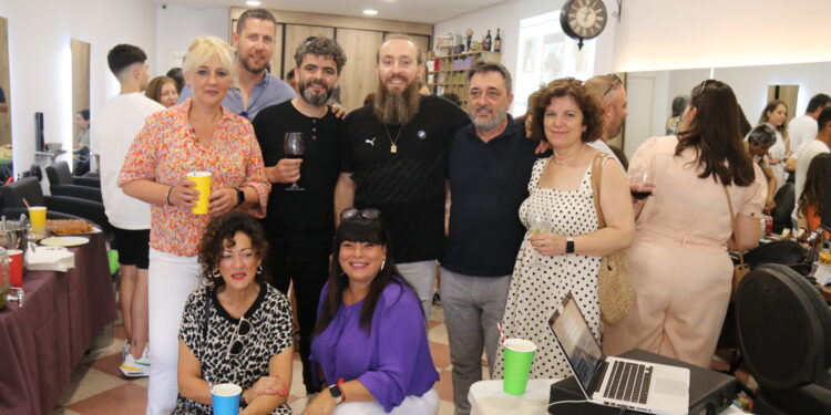 Urban Look by Joss inaugura su peluquería y barbería en la calle Isabel la Católica de Peñaranda con cóctel y música en directo
