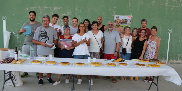 Cordovilla comienza sus fiestas con un animado concurso de tortillas de patata y posterior degustación en el frontón