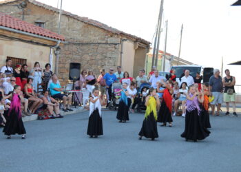 Cordovilla disfruta de una animada tarde baile por sevillanas y rumbas con el grupo «Aires Charros»
