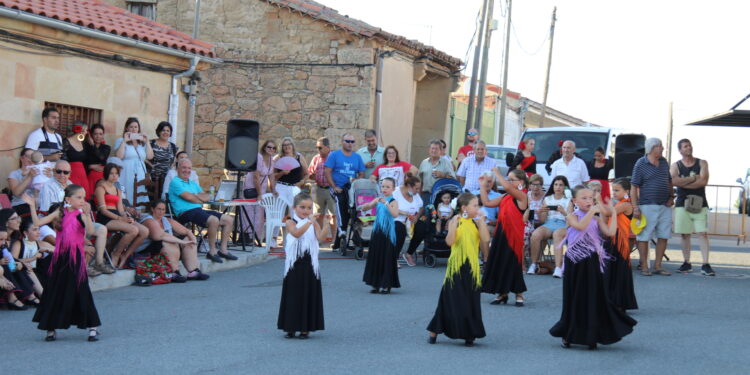 Cordovilla disfruta de una animada tarde baile por sevillanas y rumbas con el grupo «Aires Charros»