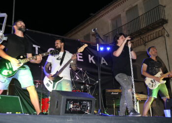 Toseka abre el «Peñaranda Fest»  con un espectacular concierto en la plaza Nueva presentando su disco «Al trasluz»