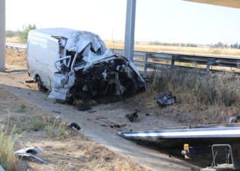 Espectacular accidente en la autovía A-50 con una furgoneta que acaba chocando en la mediana contra un poste