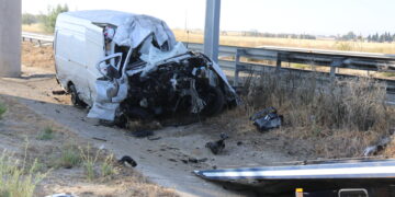 Espectacular accidente en la autovía A-50 con una furgoneta que acaba chocando en la mediana contra un poste