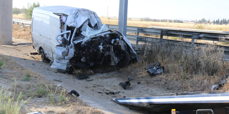 Espectacular accidente en la autovía A-50 con una furgoneta que acaba chocando en la mediana contra un poste