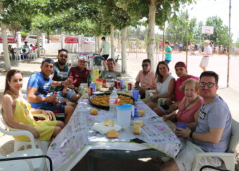 Cordovilla muestra su lado más solidario y colabora con Proyecto Hombre en la paella de las fiestas