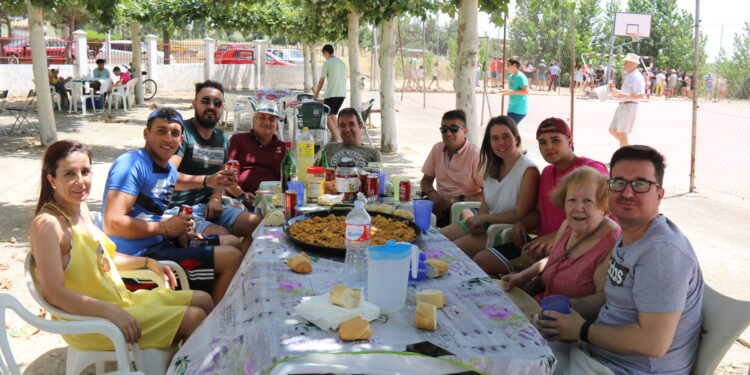 Cordovilla muestra su lado más solidario y colabora con Proyecto Hombre en la paella de las fiestas