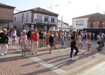 Santiago de la Puebla disfruta en la plaza de un novedoso taller de baile a cargo de Amelio García Bueno