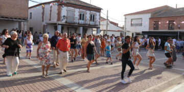 Santiago de la Puebla disfruta en la plaza de un novedoso taller de baile a cargo de Amelio García Bueno