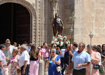 Los vecinos de Santiago de la Puebla honran al santo peregrino con misa y procesión por las calles de la localidad