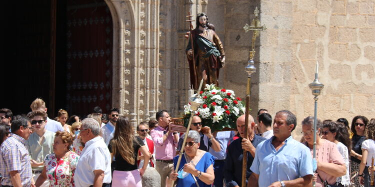 Los vecinos de Santiago de la Puebla honran al santo peregrino con misa y procesión por las calles de la localidad