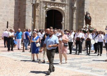 Los vecinos de Santiago de la Puebla honran al santo peregrino con misa y procesión por las calles de la localidad