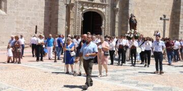 Los vecinos de Santiago de la Puebla honran al santo peregrino con misa y procesión por las calles de la localidad