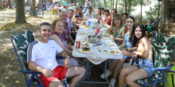 Santiago de la Puebla cierra sus fiestas con una paella para 750 comensales en el merendero del río Margañán