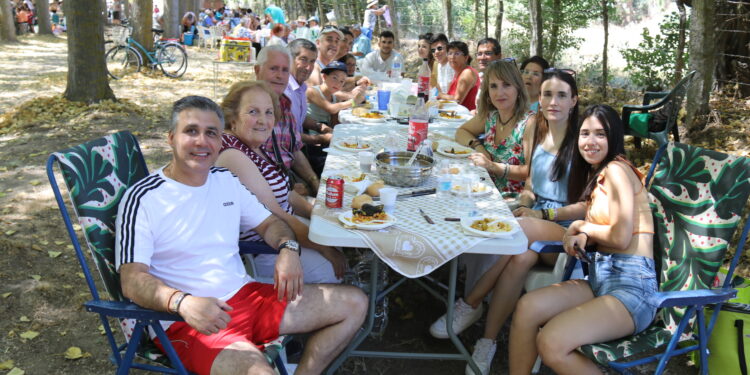 Santiago de la Puebla cierra sus fiestas con una paella para 750 comensales en el merendero del río Margañán