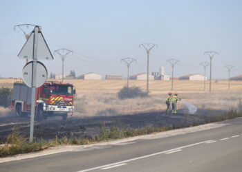 Dos dotaciones de Bomberos de Peñaranda actúan en un incendio declarado en la carretera de Alba