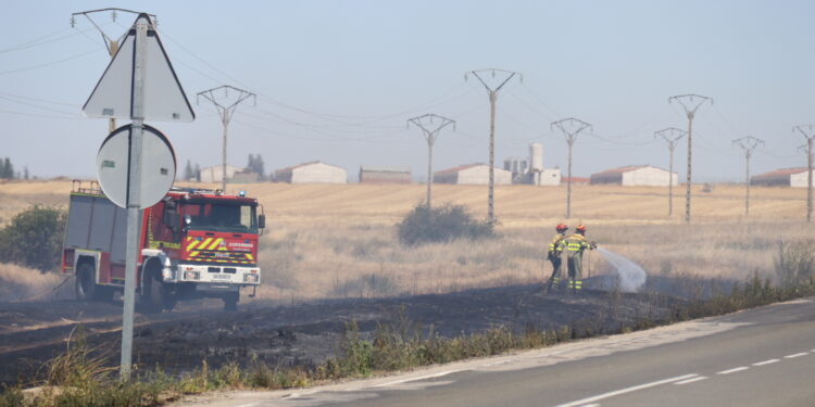 Dos dotaciones de Bomberos de Peñaranda actúan en un incendio declarado en la carretera de Alba