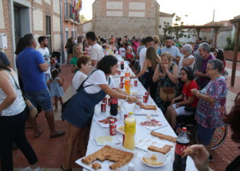 Bóveda del Río Almar da la bienvenida a sus nuevas fiestas de verano con el encuentro de peñas y un convite en la plaza