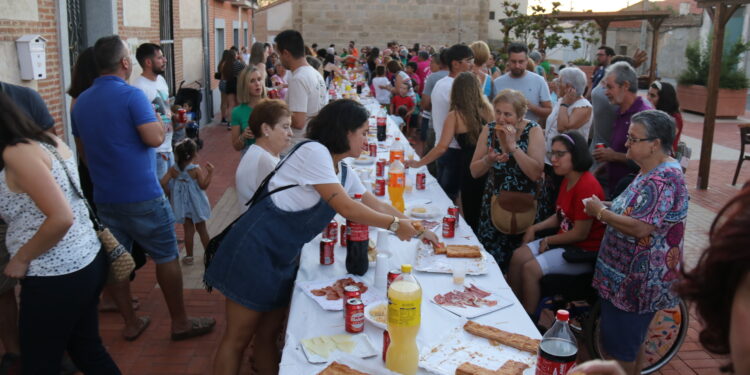 Bóveda del Río Almar da la bienvenida a sus nuevas fiestas de verano con el encuentro de peñas y un convite en la plaza
