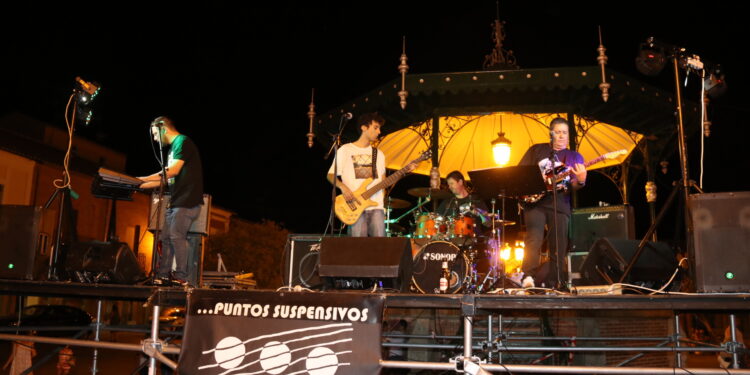 Peñaranda Fest vive otra intensa noche musical con el grupo Puntos Suspensivos en la plaza de España