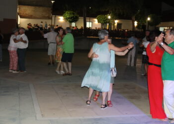 Los mayores disfrutan en el parque La Huerta, de Peñaranda, de la penúltima sesión de baile del verano