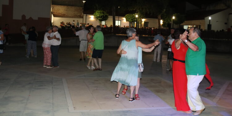 Los mayores disfrutan en el parque La Huerta, de Peñaranda, de la penúltima sesión de baile del verano