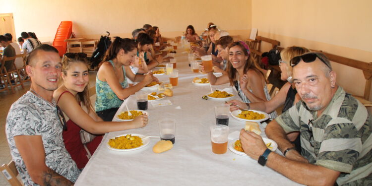 Mancera de Abajo disfruta de una paella a beneficio de Cáritas en la última jornada de las fiestas del Rosario