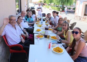 Villar de Gallimazo reparte 600 raciones de paella en una comida de confraternidad con gran respuesta popular