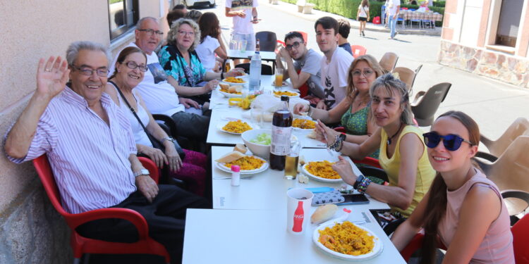 Villar de Gallimazo reparte 600 raciones de paella en una comida de confraternidad con gran respuesta popular