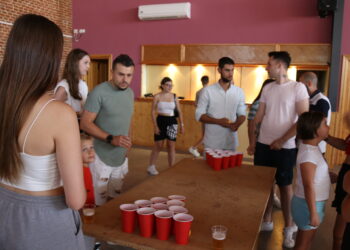 Entretenida tarde de «Beer pong» en el mulitusos de Bóveda del Río Almar y de premio un jamón para los ganadores