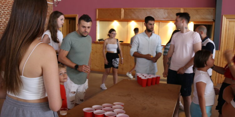 Entretenida tarde de «Beer pong» en el mulitusos de Bóveda del Río Almar y de premio un jamón para los ganadores