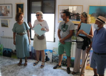 Alaraz inaugura una gran exposición artística a beneficio de los refugiados de la guerra de Ucrania