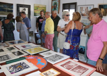 Alaraz inaugura una gran exposición artística a beneficio de los refugiados de la guerra de Ucrania