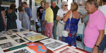 Alaraz inaugura una gran exposición artística a beneficio de los refugiados de la guerra de Ucrania