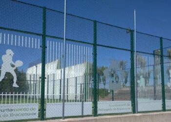 Peñaranda en Común (PEC) denuncia el retraso en la implantación del sistema domótico en las pistas de tenis y pádel