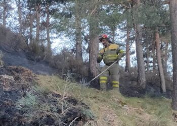 Doce horas en primera línea contra el fuego de Candelario de dos bomberos de Peñaranda: «te sientes bien ayudando»