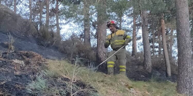 Doce horas en primera línea contra el fuego de Candelario de dos bomberos de Peñaranda: «te sientes bien ayudando»