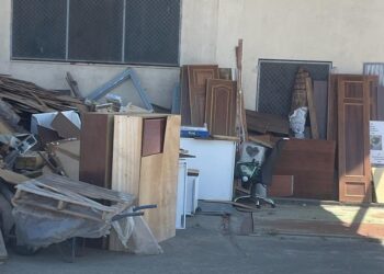 El PP de Babilafuente denuncia la acumulación de maderas y otros enseres en la explanada del antiguo silo de cereal