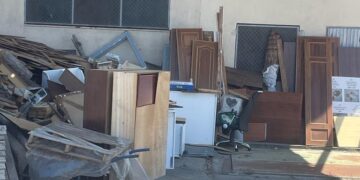 El PP de Babilafuente denuncia la acumulación de maderas y otros enseres en la explanada del antiguo silo de cereal