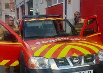 Dos efectivos del parque de Bomberos de Peñaranda se desplazan a Candelario para ayudar a extinguir el incendio