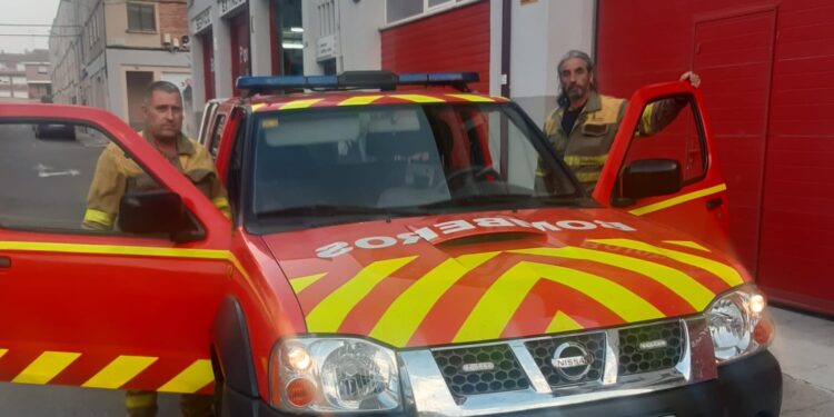 Dos efectivos del parque de Bomberos de Peñaranda se desplazan a Candelario para ayudar a extinguir el incendio