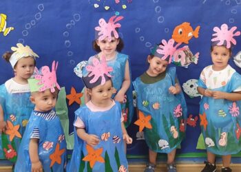 Los niños del programa Crecemos disfrutan en Macotera de la fiesta del agua y se disfrazan de océanos