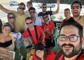 La charanga Dale Kaña 2.0 «calienta motores» con un improvisado y animado pasacalles por Peñaranda