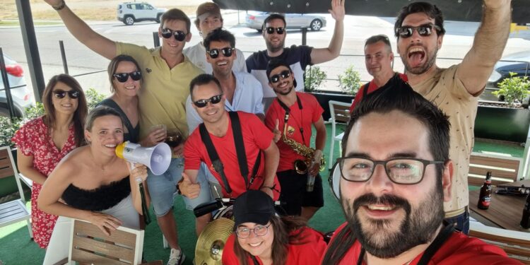 La charanga Dale Kaña 2.0 «calienta motores» con un improvisado y animado pasacalles por Peñaranda