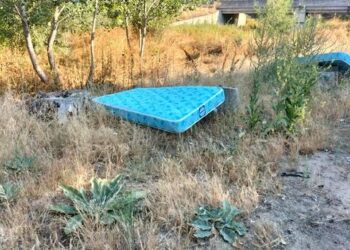 Denuncias vecinales por la aparición de colchones viejos junto a la vereda del río Margañán a su paso por Malpartida