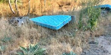Denuncias vecinales por la aparición de colchones viejos junto a la vereda del río Margañán a su paso por Malpartida