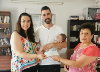 El Pedroso de la Armuña entrega su primer cheque de ayuda a la natalidad por valor de 500 euros