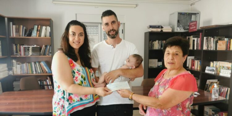 El Pedroso de la Armuña entrega su primer cheque de ayuda a la natalidad por valor de 500 euros