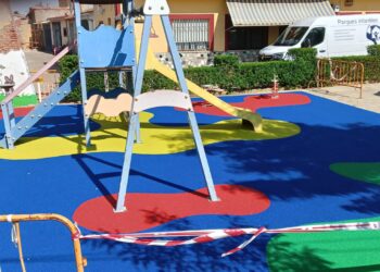 El Pedroso de la Armuña mejora el parque infantil con un nuevo suelo de caucho que evita el riesgo de posibles caídas
